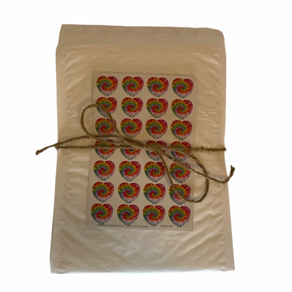 20 White bubble mailers (7”x9”)+ 28 heart … - Picture 2 of 4